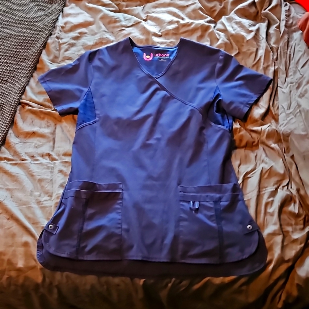 Urbane Performance Size M Scrub Top